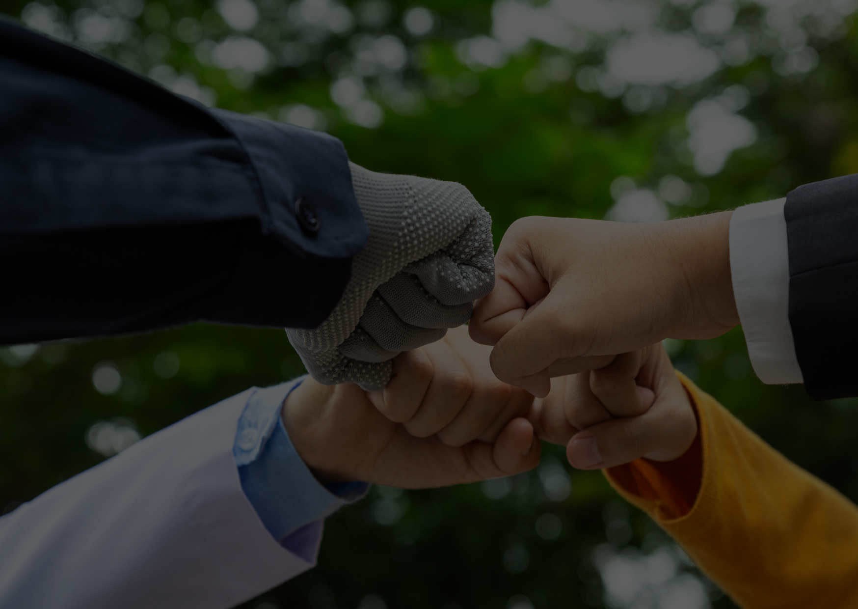 Equipe reunida criando programa de integridade eficaz